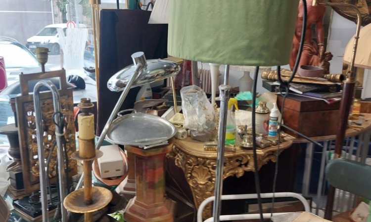 photo de la boutique avec des luminaires 70'S