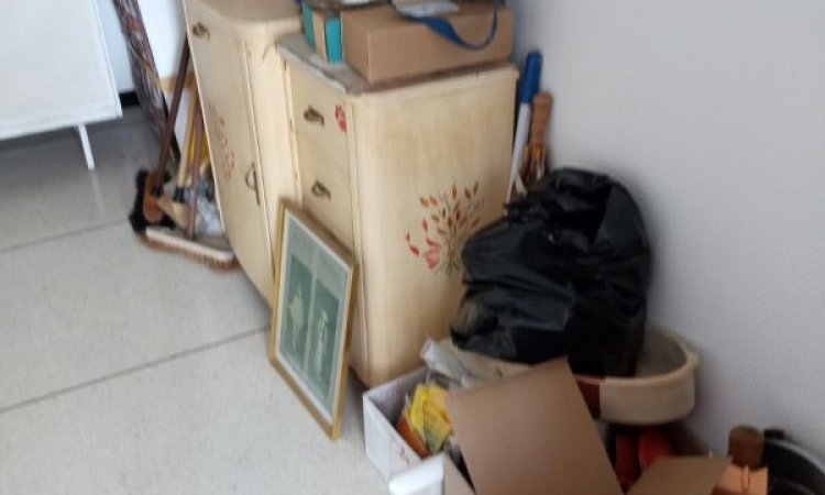 Petits meubles et objets divers dans le couloir d'entrée à Cannes près pour partir à la déchetterie par Eric Mourot Débarras Le Cannet.